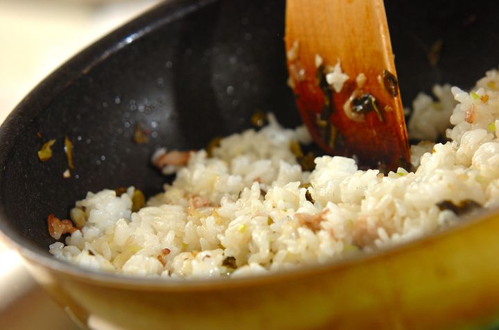 激ウマ！ゴマ油香る基本の高菜チャーハンの作り方3