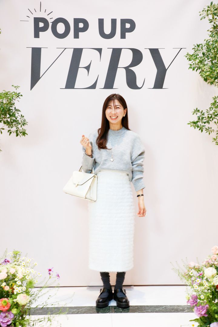 MIUMIUのバックルシューズにZARAのトップスを合わせたママコーデ。