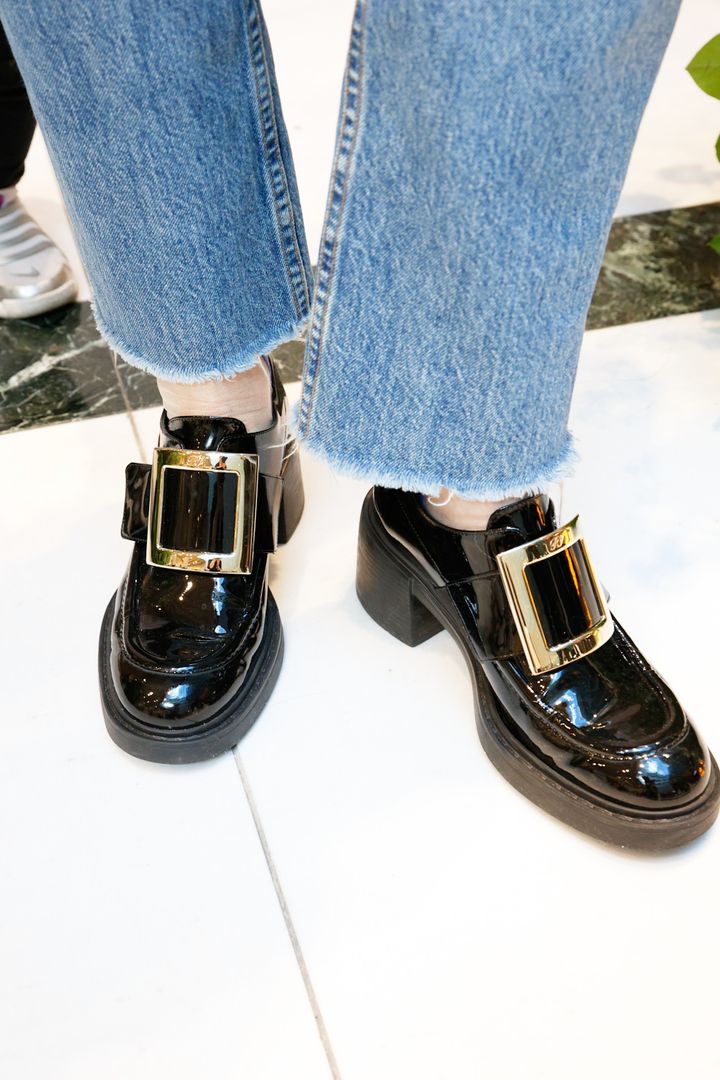 ロジェ ヴィヴィエのバックルシューズにRE/DONEのデニムを合わせたママコーデ。