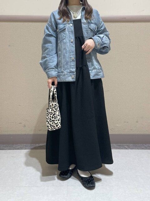 黒キャミワンピースのコーデ