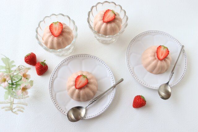 苺ババロア レシピ 苺を飾る