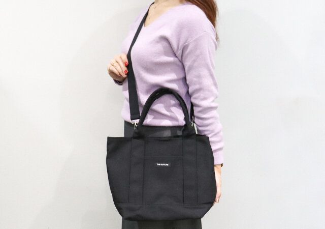 HE EDITORS 気がきく仕切りのトートバッグBOOK BLACK 持ち方例
