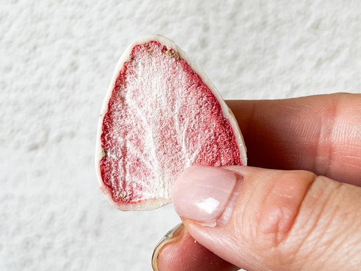 サクサクの甘酸っぱいいちごと甘いチョコの組み合わせ！