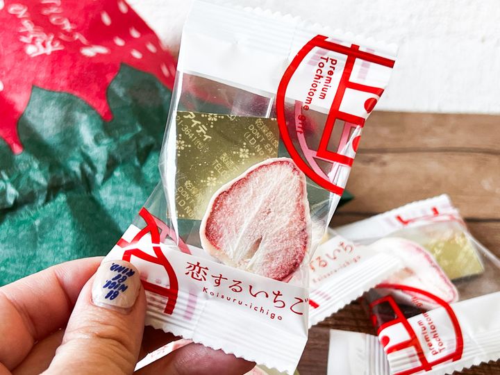 個別パッケージに入った苺のフリーズドライのチョコレートが5個