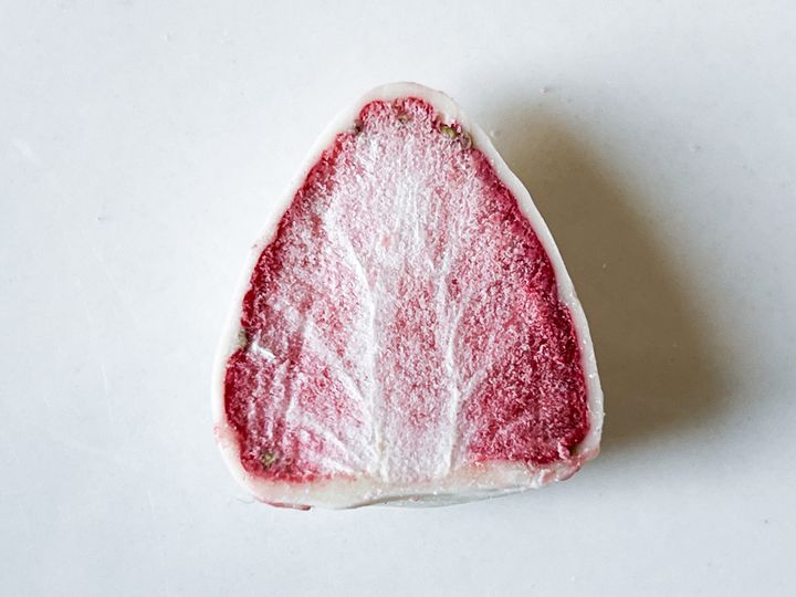 半分にカットされたフリーズドライの苺に、ホワイトチョコレートかかった「恋するいちご」の登場