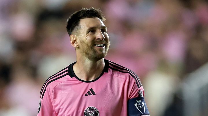 メッシ、敵ファンの「ロナウド」コールから15秒でゴールを奪って黙らせる