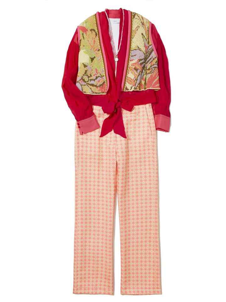 画像: ジレ￥97,900、ブラウス￥132,000、パンツ￥86,900、ネックレス￥35,200すべて【フォルテ フォルテ】 出典：フォルテ フォルテ