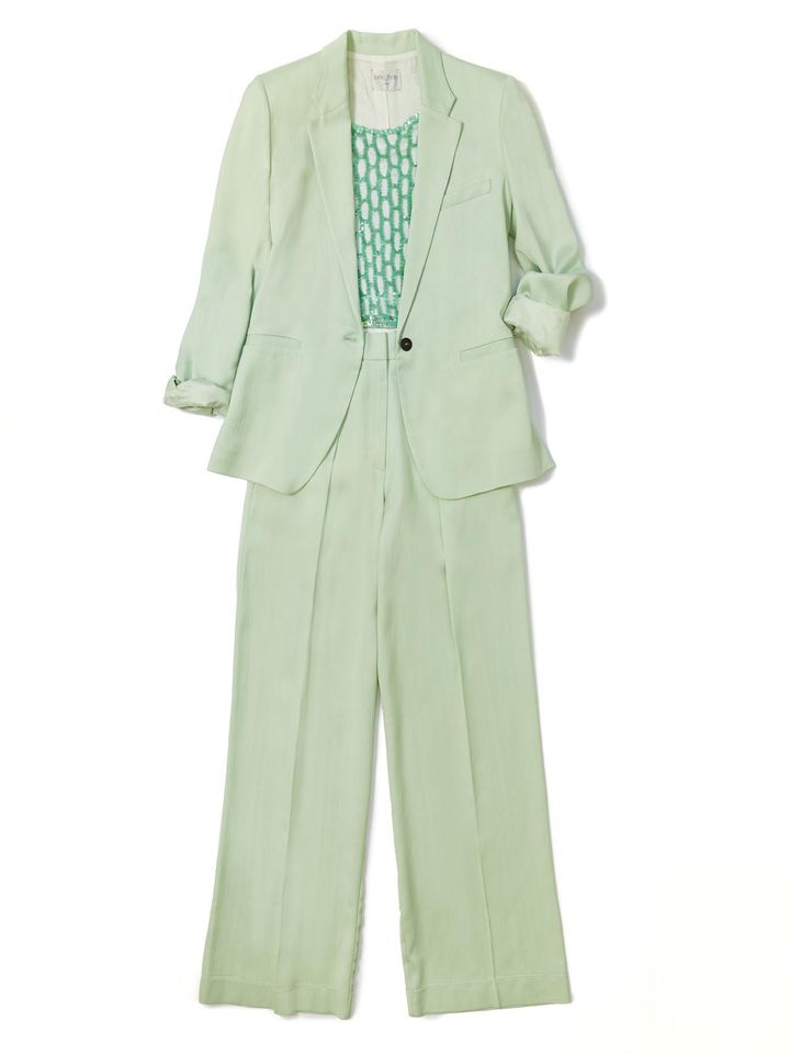 画像: ジャケット￥121,000、中に着たキャミソール￥107,800、パンツ￥86,900すべて【フォルテ フォルテ】 出典：フォルテ フォルテ