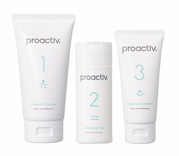 【左から】リニューイング クレンザー、リフレッシング トナー、リペアリング トリートメント