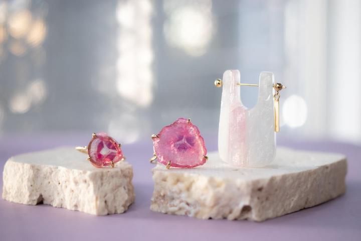 画像: 【Chaos GINZA SIX】MONAKA × Chaos 左：フラットリング小 ¥132,000、中央：フラットリング大 ¥154,000（ともにバイカラーピンクトルマリン×K18YG）、右：ロックピアス ¥53,900（ロードクロサイト×ダイヤモンド×1K18YG） 出典：.st