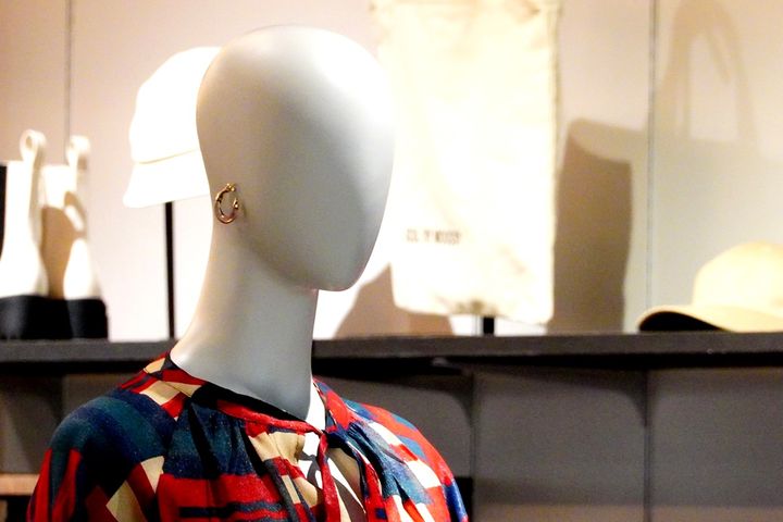 笑顔のウラで…アパレル店員の心労とは