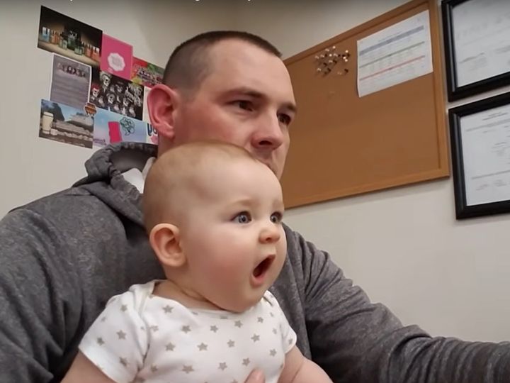 驚いた様子の赤ちゃん