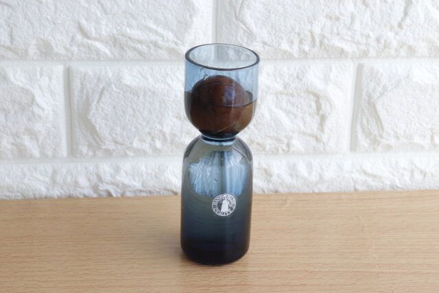 IKEAのDAKSJUS ダクシュース 花瓶3点セットにアボカドの種を置く