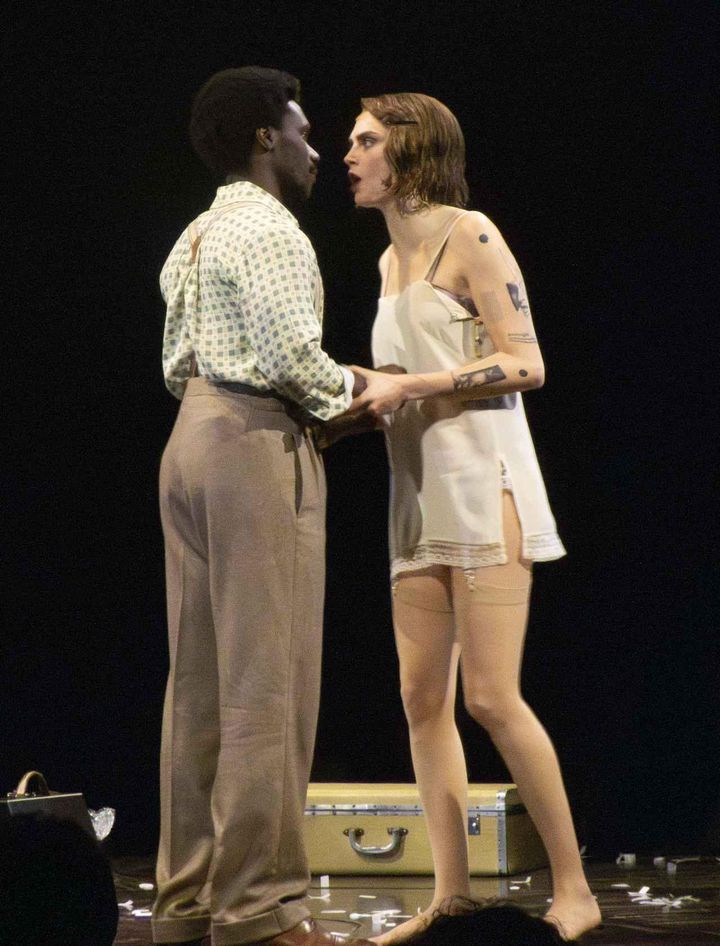 画像1: カーラ・デルヴィーニュの約10億円の自宅が火事