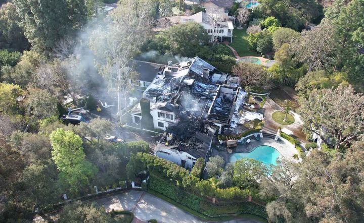 画像2: カーラ・デルヴィーニュの約10億円の自宅が火事