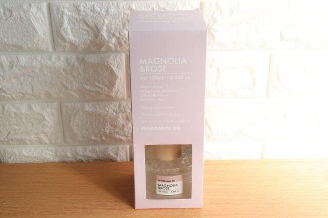 ダイソーのアロマディフューザー 100ml マグノリア＆ローズのパッケージ