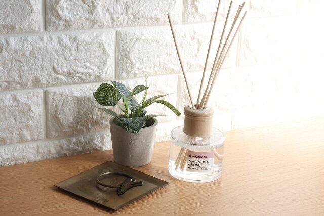 ダイソーのアロマディフューザー 100ml マグノリア＆ローズのデザイン