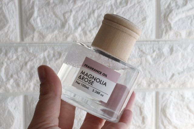 ダイソーのアロマディフューザー 100ml マグノリア＆ローズ
