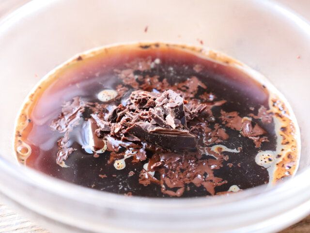 いちごのアッフォガート レシピ コーヒーにチョコレートを溶かす