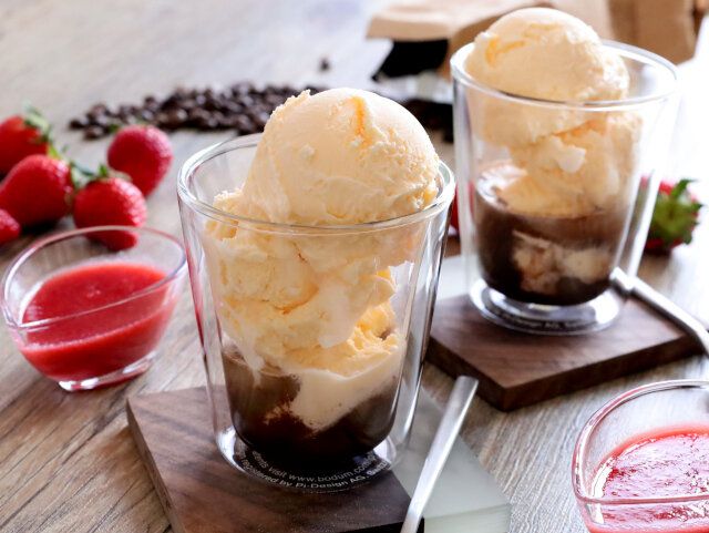 いちごのアッフォガート レシピ グラスにコーヒーとバニラアイスを盛り付ける