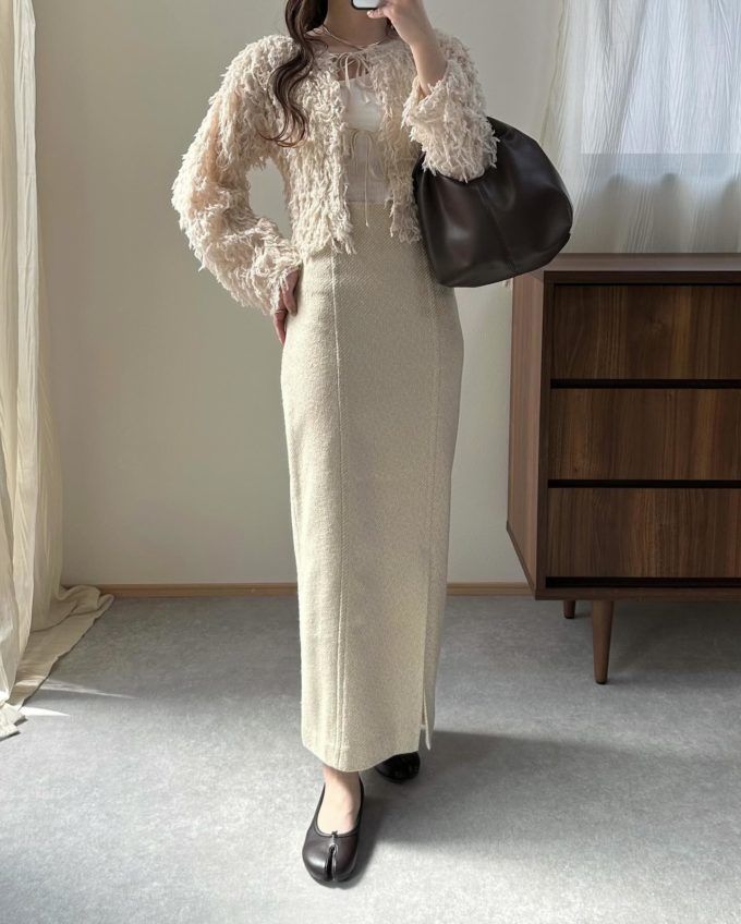 しまむらのアイボリーの「フリンジカーディガン」×ハイウエストペンシルスカート