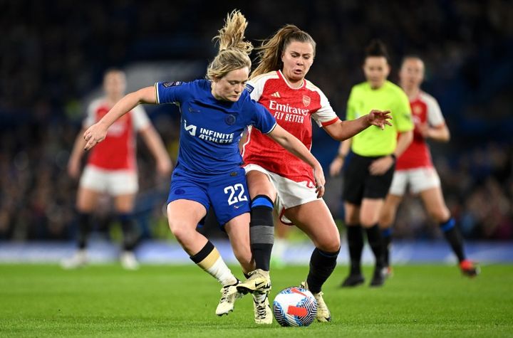 アーセナル女子、敵であるチェルシーの靴下を購入して試合で履く！そのワケは