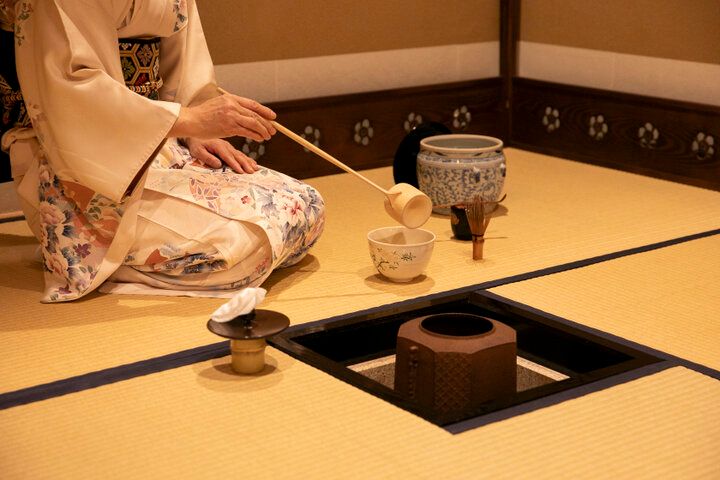 抹茶とスイーツを茶室でいただける和カフェ・神楽坂「和茶」。茶会体験も♪