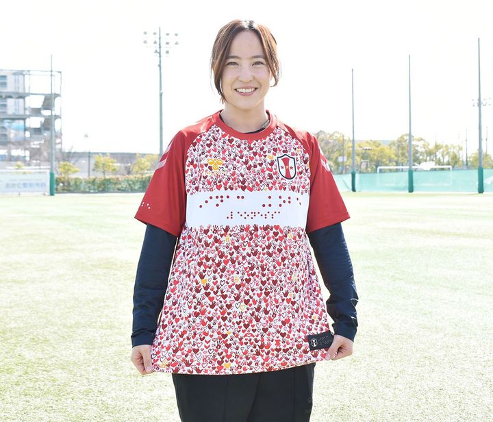 INAC神戸レオネッサ、視覚障がい者支援で“点字シャツ”を発表 「選手着用アイテム」はオークションへ
