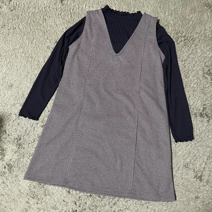 しまむらの「トップス＋千鳥格子柄ミニジャンパースカート」