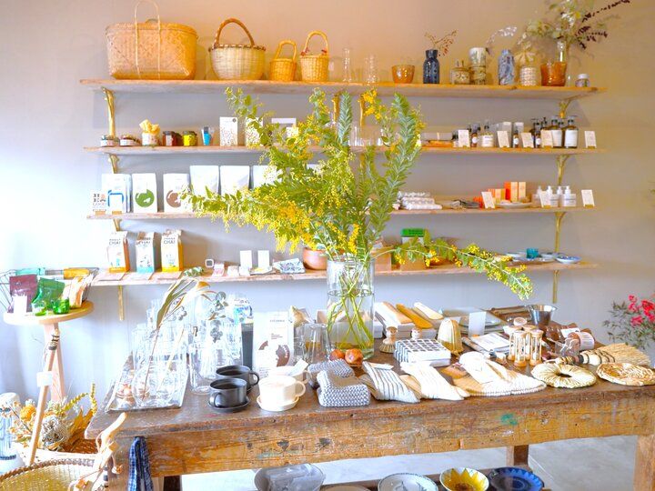 江ノ電が路面を走る街にたたずむ日用雑貨店のチャイでほっと一息♪鎌倉・腰越「cohiki」