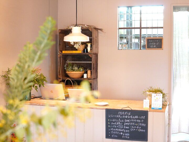 江ノ電が路面を走る街にたたずむ日用雑貨店のチャイでほっと一息♪鎌倉・腰越「cohiki」