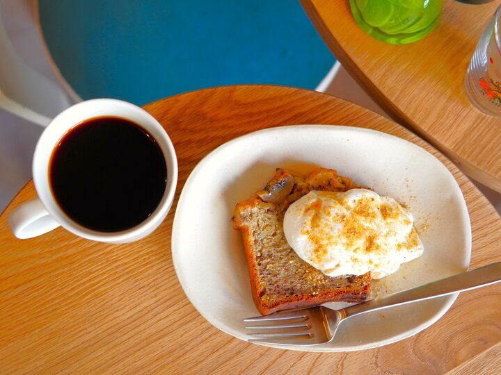 江ノ電が路面を走る街にたたずむ日用雑貨店のチャイでほっと一息♪鎌倉・腰越「cohiki」