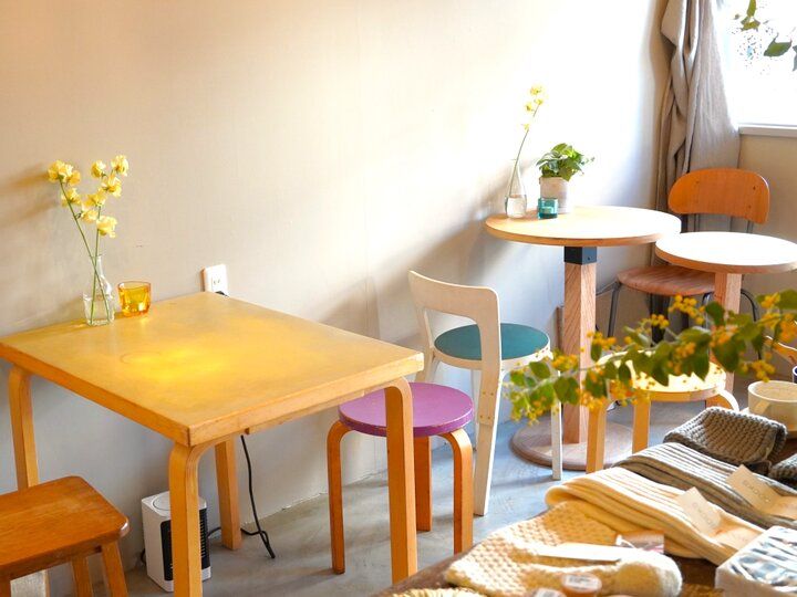 江ノ電が路面を走る街にたたずむ日用雑貨店のチャイでほっと一息♪鎌倉・腰越「cohiki」