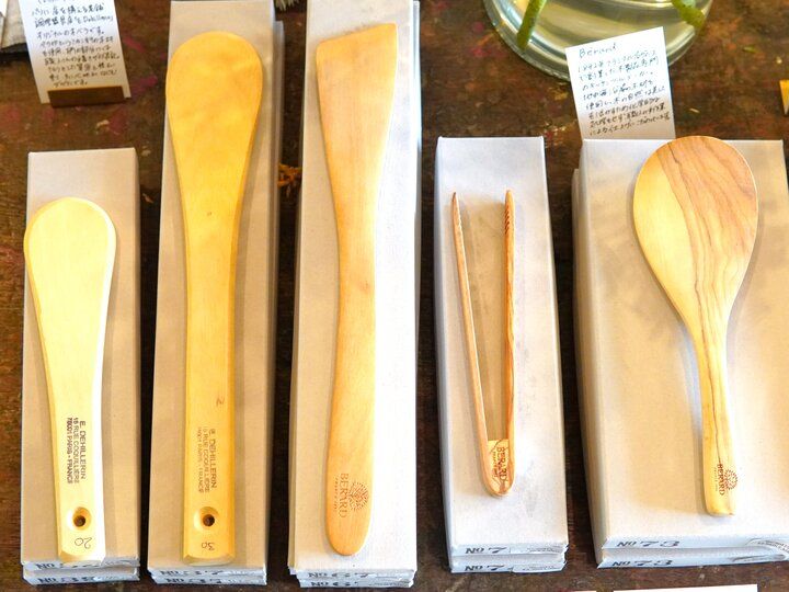 江ノ電が路面を走る街にたたずむ日用雑貨店のチャイでほっと一息♪鎌倉・腰越「cohiki」