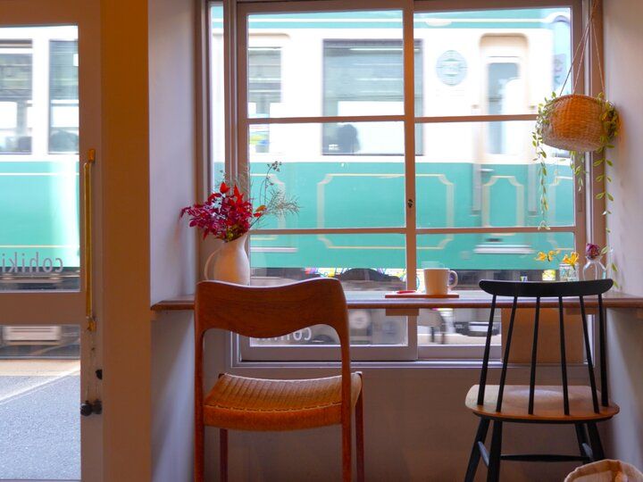 江ノ電が路面を走る街にたたずむ日用雑貨店のチャイでほっと一息♪鎌倉・腰越「cohiki」