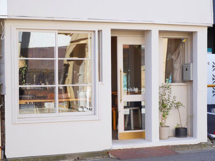 江ノ電が路面を走る街にたたずむ日用雑貨店のチャイでほっと一息♪鎌倉・腰越「cohiki」