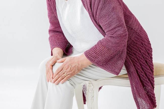 膝が痛い女性