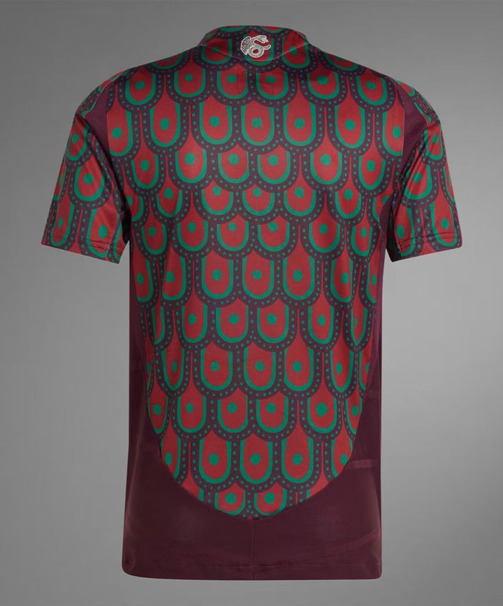 今回も強烈！メキシコ代表、「鷲の羽」デザインの新ユニフォーム発表 薄緑色のアウェイは「ヘビ柄」に