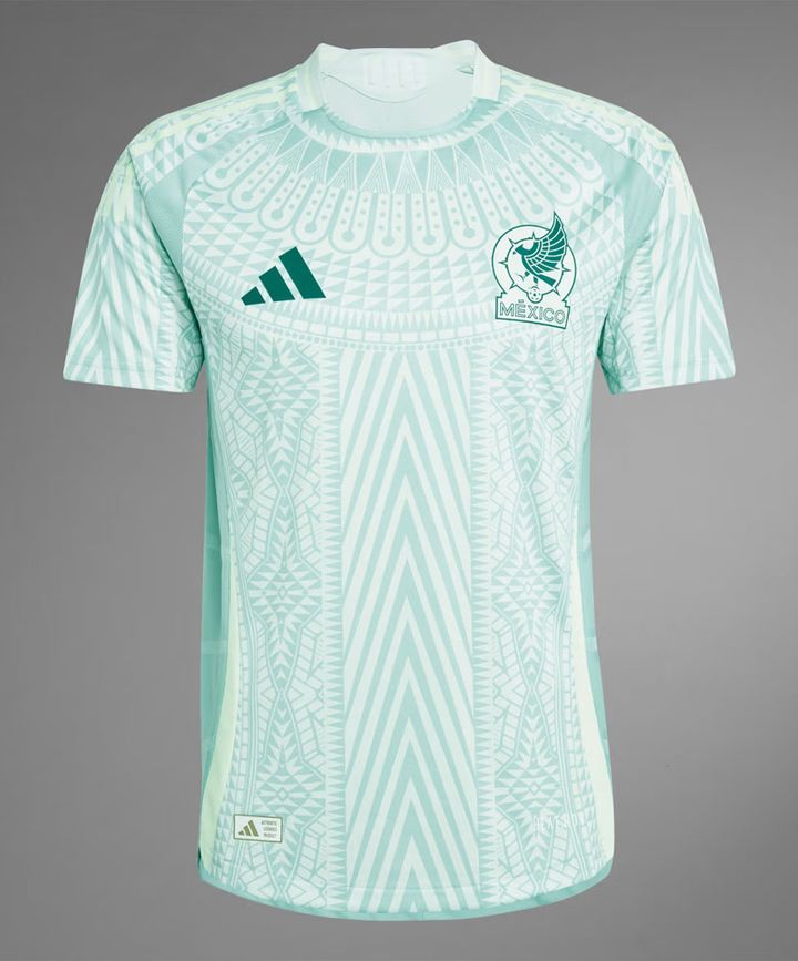 今回も強烈！メキシコ代表、「鷲の羽」デザインの新ユニフォーム発表 薄緑色のアウェイは「ヘビ柄」に