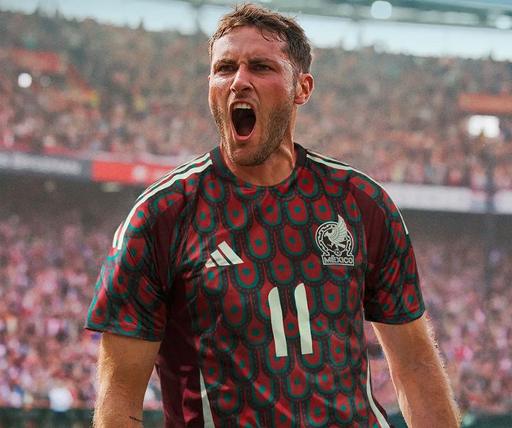 今回も強烈！メキシコ代表、「鷲の羽」デザインの新ユニフォーム発表 薄緑色のアウェイは「ヘビ柄」に