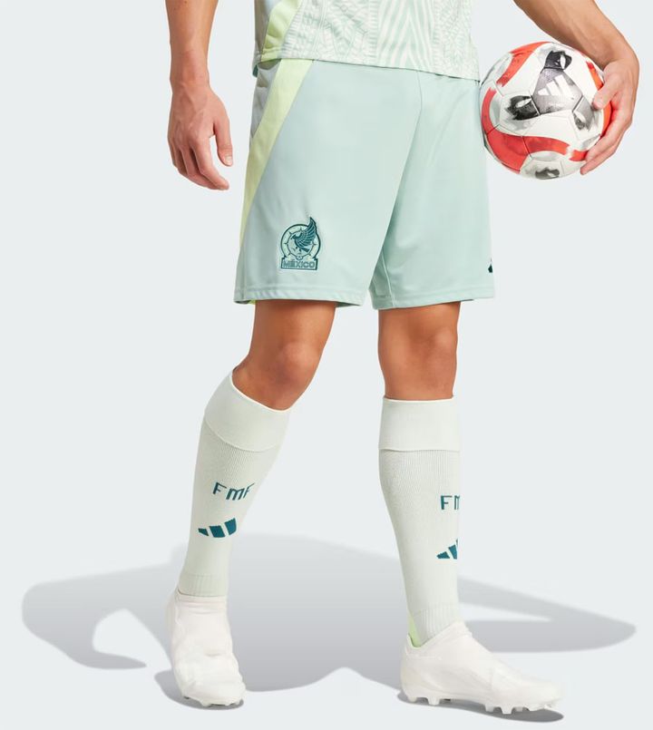 今回も強烈！メキシコ代表、「鷲の羽」デザインの新ユニフォーム発表 薄緑色のアウェイは「ヘビ柄」に