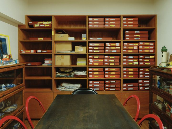 安西水丸事務所の棚