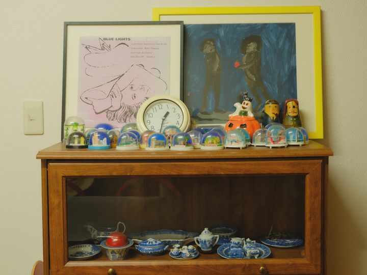 安西水丸事務所の棚に並ぶスノードーム