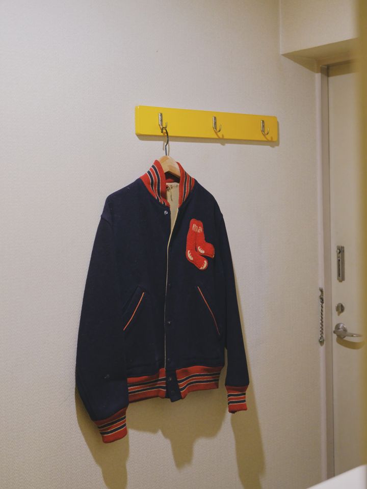 安西水丸事務所の玄関にかけられたジャケット