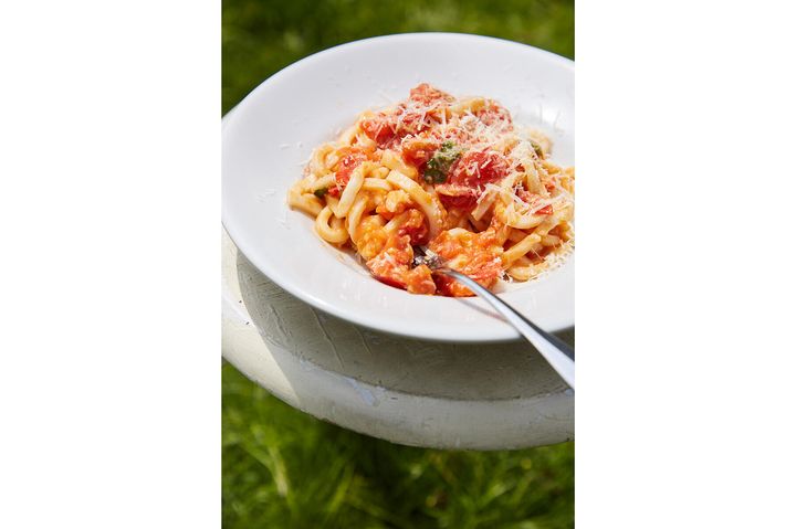 バジルが香る“うどんポモドーロ”