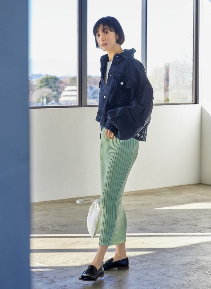 カラーセラピスト相川七瀬さん監修 トレンド ライムグリーンコーデ 緑の着こなし スカートコーデ