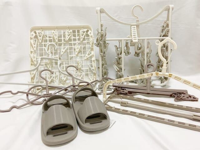 3COINS「引っ張るだけ44ピンチハンガー」「3WAY24ピンチハンガー」「フードが乾きやすいハンガー」「量履き軽量スリッパ」「衣類が乾きやすいハンガー3本セット」「衣類が乾きやすいボトムス用伸縮ハンガー」「伸縮ハンガー」