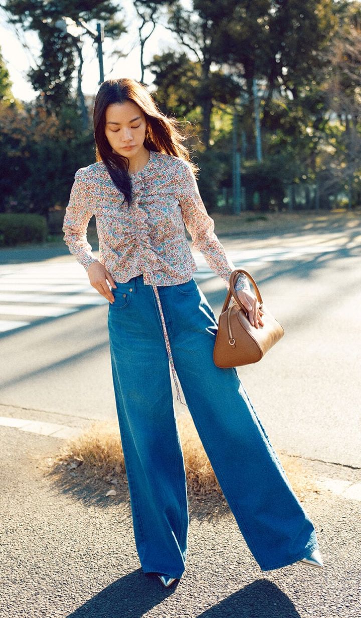 キャロルデニム￥36,300（カオス／カオス丸の内） ブラウス￥25,300（バッカ／ビー エディション ニュウマン新宿店） バッグ￥31,900（メゾン ヴァンサン／フラッパーズ） シューズ￥36, 300（ピッピシック／ベイジュ） ピアス￥28,600（ローラ ロンバルディ／八木通商）