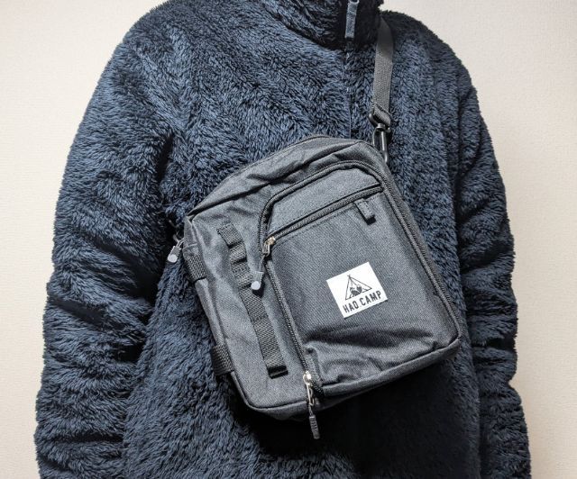 ショルダーバッグを持ったところ