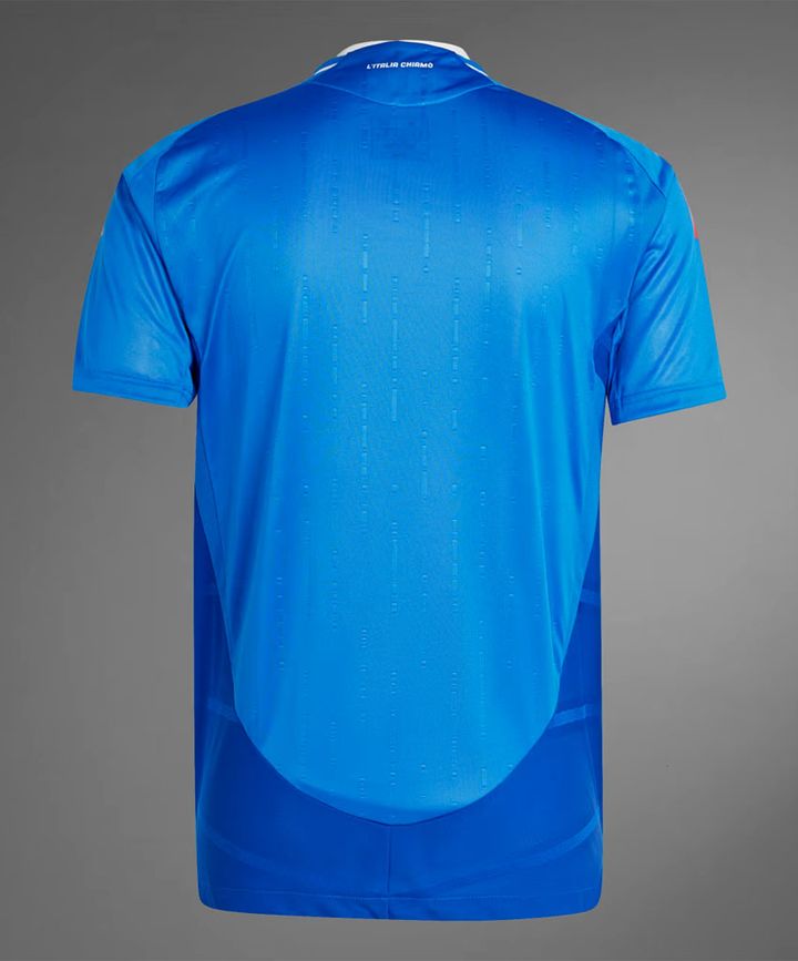 “トリコローレ”を強調！イタリア代表が新ユニフォームを発表 EURO2024に向けた「前回王者の戦闘服」